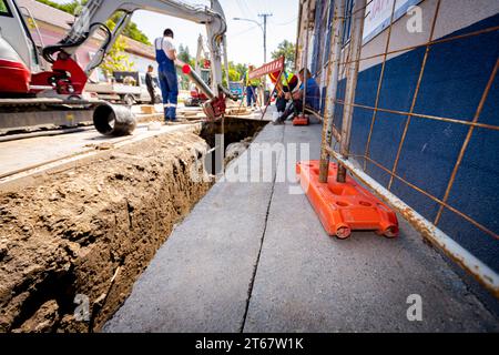 Pied de clôture en plastique est pour la stabilité des panneaux de clôture en fil métallique temporaires, installés devant le chantier à côté de la rue. Banque D'Images