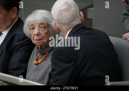 134. Bundestagssitzung und Debatte Margot Friedlaender Holocaust-Ueberlebende mit Josef Schuster Praesident des Zentralrat der Juden in Deutschland zu Besuch im Bundestag auf der Ehrentribuene zum Tagesordnungspunkt Schutz juedischen Lebens in Deutschland BEI der 134. Sitzung des Deutschen Bundestag à Berlin, 09.11.2023 Berlin Berlin Deutschland *** 134 session du Bundestag et débat Margot Friedlaender survivante de l'Holocauste avec Josef Schuster Président du Conseil Central des Juifs en Allemagne en visite au Bundestag sur la tribune d'honneur sur le point de l'ordre du jour protection de la vie juive en Allemagne Banque D'Images