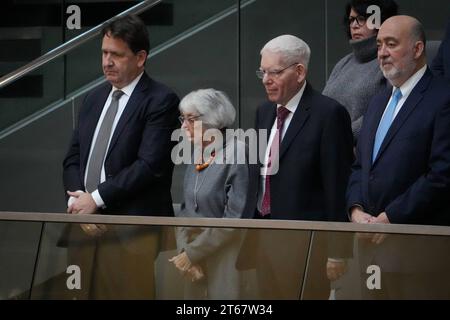 134. Bundestagssitzung und Debatte Margot Friedlaender Holocaust-Ueberlebende mit Josef Schuster Praesident des Zentralrat der Juden in Deutschland, Ron Prosor Botschafter Israels in Deutschland zu Besuch im Bundestag auf der Ehrentribuene zum Tagesordnungspunkt Schutz juedischen Lebens in Deutschland 134 BEI der Deutschland. Sitzung des Deutschen Bundestag à Berlin, 09.11.2023 Berlin Berlin Deutschland *** 134 session du Bundestag et débat Margot Friedlaender survivante de l'Holocauste avec Josef Schuster Président du Conseil central des Juifs en Allemagne, Ron Prosor Ambassadeur d'Israël en Allemagne en visite au Banque D'Images