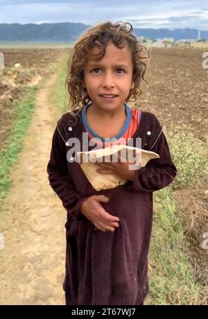Très pauvre fille afghane Banque D'Images