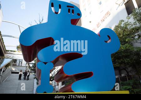 Tokyo, Japon. 9 novembre 2023. Une statue inspirée de Keith Haring de Hachiko à l'extérieur du parc Miyashita.HachikÅ (ãƒãƒå…¬) était un chien japonais Akita célèbre pour attendre à la gare de Shibuya tous les jours son défunt propriétaire HidesaburÅ Ueno. L'histoire de Hachiko est vénérée pour la loyauté et la compassion du chien et est célèbre dans le monde entier. (Image de crédit : © Taidgh Barron/ZUMA Press Wire) USAGE ÉDITORIAL SEULEMENT! Non destiné à UN USAGE commercial ! Banque D'Images