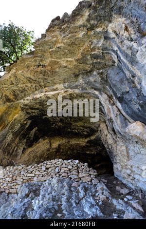 Pli anticlinal. Cova dels Adells, Parc naturel des ports de Tortosa-Beseit, province de Tarragone, Catalogne, Espagne. Banque D'Images