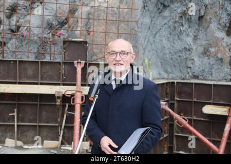 Posterstein, Allemagne. 09 novembre 2023. Uwe Melzer (CDU), administrateur de district d'Altenburger Land, intervient lors de la pose de la première pierre pour la reconstruction de l'aile nord du château de Posterstein. Le coût total s'élève à quatre millions d'euros. Crédit : Bodo Schackow/dpa/Alamy Live News Banque D'Images