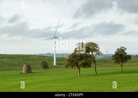 Un parc éolien moderne et un ancien moulin à vent en pierre vu depuis le High Peak Trail à Brassington, Derbyshire Banque D'Images