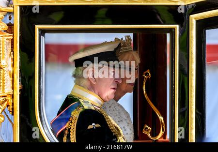 Le roi Charles III et la reine Camilla arrivant au Parlement dans le Diamond Jubilee State Coach pour son premier discours du roi lors de sa première ouverture d'État o Banque D'Images