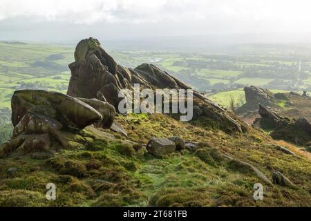 Vue sud-ouest le long des Ramshaw Rocks, près de Upper Hulme, Staffordshire Peak District, Angleterre Banque D'Images