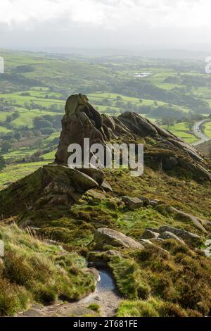 Vue sud-ouest le long des Ramshaw Rocks, près de Upper Hulme, Staffordshire Peak District, Angleterre Banque D'Images