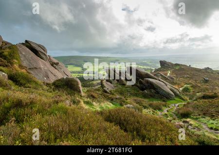 Vue sud-ouest le long des Ramshaw Rocks, près de Upper Hulme, Staffordshire Peak District, Angleterre Banque D'Images