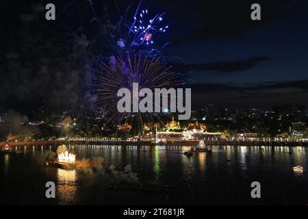 Vue aérienne des feux d'artifice explosant au-dessus de la rivière Tonle SAP, des péniches illuminées et du Palais Royal pour célébrer le Festival de l'eau Khmer, Phnom Penh, Cambodge Banque D'Images