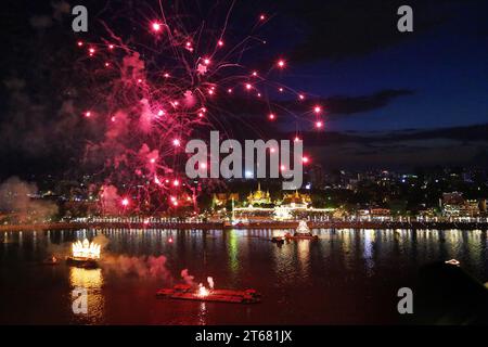 Vue aérienne des feux d'artifice explosant au-dessus de la rivière Tonle SAP, des péniches illuminées et du Palais Royal pour célébrer le Festival de l'eau Khmer, Phnom Penh, Cambodge Banque D'Images