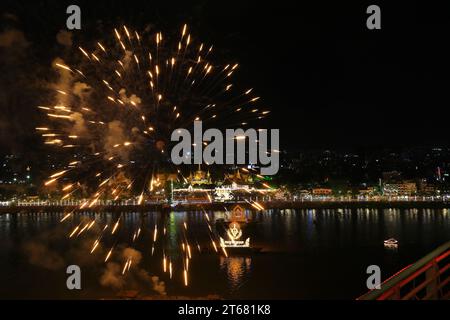 Vue aérienne des feux d'artifice explosant au-dessus de la rivière Tonle SAP, des péniches illuminées et du Palais Royal pour célébrer le Festival de l'eau Khmer, Phnom Penh, Cambodge Banque D'Images