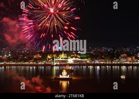 Vue aérienne des feux d'artifice explosant au-dessus de la rivière Tonle SAP, des péniches illuminées et du Palais Royal pour célébrer le Festival de l'eau Khmer, Phnom Penh, Cambodge Banque D'Images