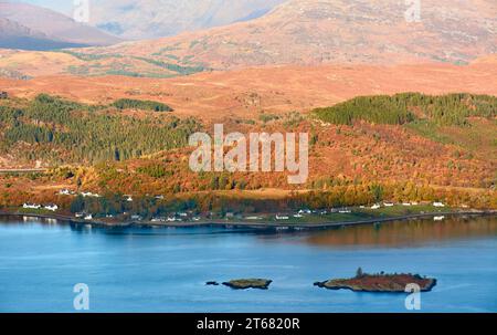 Plockton Loch Carron Wester Ross Écosse vue des rochers regardant vers le nord aux maisons du village Ardaneaskan et les montagnes Banque D'Images