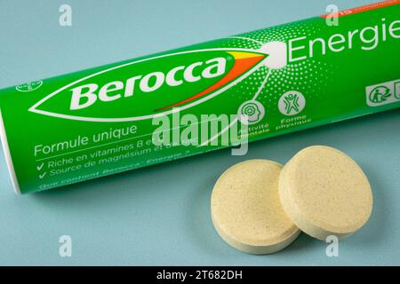 Tube de comprimés de vitamines B et C de marque Berocca, gros plan, sur fond bleu Banque D'Images