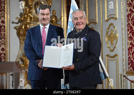 Markus SOEDER Ministerpraesident Bayern und CSU Vorsitzender mit Ludwig SPAENLE Beauftragter fuer juedisches Leben, Kabinett Soeder/Aushaendigung Ernennungsurkunden an die Kabinettsmitglieder in der Residenz in Muenchen am 08.11.2023. *** Markus SOEDER Premier ministre d'État de Bavière et président de la CSU avec Dr. Ludwig SPAENLE Commissaire à la vie juive, Cabinet Soeder remettant des certificats de nomination aux membres du cabinet dans la résidence de Munich sur 08 11 2023 crédit : Imago/Alamy Live News Banque D'Images