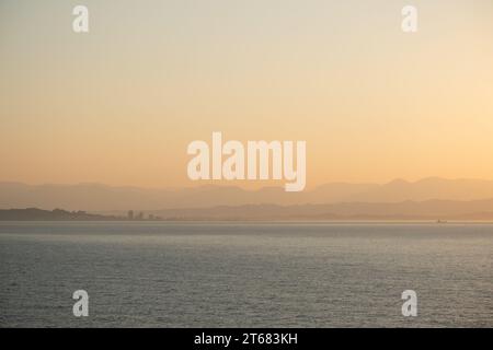 Lever de soleil tôt le matin sur les montagnes autour du port de Dürres en Albanie Banque D'Images