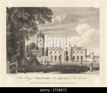 L'ancienne Académie militaire royale de Woolwich, utilisée de 1741 à 1806. Une école de formation des officiers qui a formé 48 cadets en mathématiques, en gunerie et en fortifications. Des soldats avec des troisettes de roue travaillent sur le terrain de parade devant des canons, des boules de canon et des munitions. Gravure sur plaque de coperplate par Michael Angelo Rooker après une illustration par Paul Sandby du magazine Copper plate ou Monthly Treasure, G. Kearsley, Londres, 1 décembre 1775. Banque D'Images