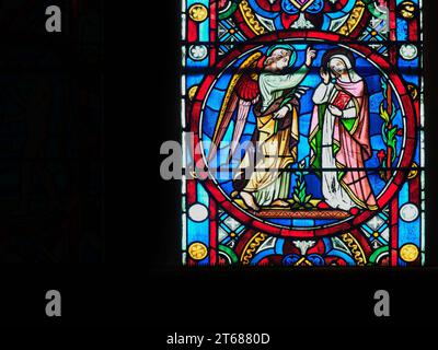 L'ange Gabriel dit à Marie qu'elle doit avoir un fils ; détail du vitrail est de la cathédrale de Lincoln illustrant des passages de la Bible. Banque D'Images