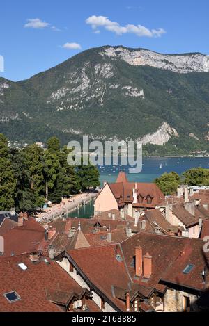Vue sur les toits de la vieille ville d'Annecy avec le lac d'Annecy en arrière-plan haute Savoie France Banque D'Images