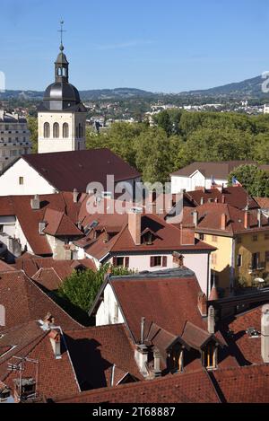 Tour de l'église baroque ou Beffroi de l'église Saint Maurice (1422) une ancienne chapelle du monastère dominicain, & vue sur la vieille ville Annecy haute Savoie France Banque D'Images