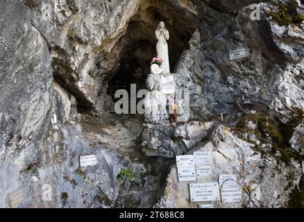 Sacred Cave, Grotto ou Grotte de notre-Dame du Lac avec Vierge Marie Statue ex-Votos & Memorial plaques, Taillefer, Duingt haute-Savoie France Banque D'Images