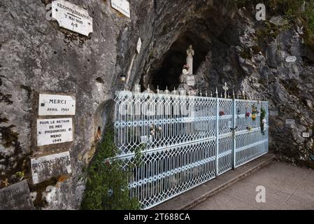 Sacred Cave, Grotto ou Grotte de notre-Dame du Lac avec Vierge Marie Statue ex-Votos & Memorial plaques, Taillefer, Duingt haute-Savoie France Banque D'Images