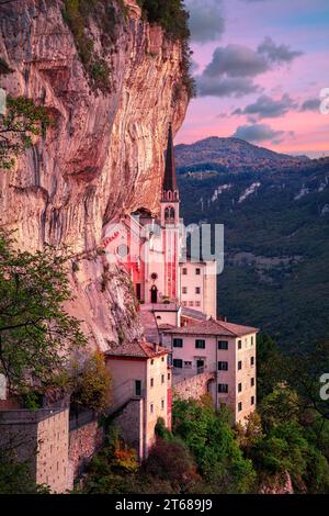 Madonna della Corona, Italie. Image aérienne de l'unique sanctuaire Madonna della Corona (sanctuaire de la Dame de la Couronne) au lever du soleil d'automne. Banque D'Images