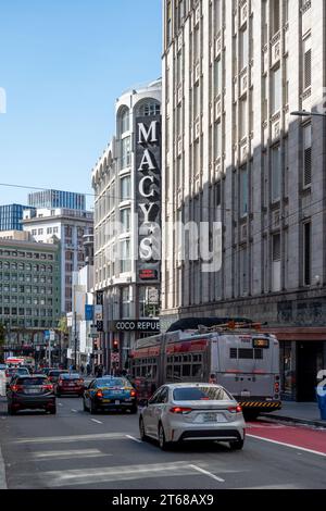 Union Square, San Francisco, Californie, États-Unis - 24 avril 2023 : route très fréquentée avec des voitures près du grand magasin Macys dans le centre-ville contre multistorie Banque D'Images