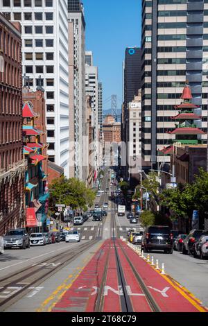 San Francisco, Californie - 26 avril 2023 : niveau de surface des marquages routiers sur la rue de la ville diminuant vers les bâtiments modernes Banque D'Images