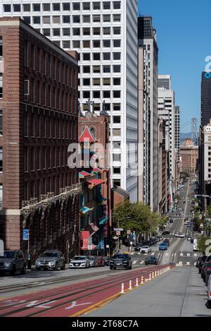 San Francisco, Californie - 26 avril 2023 : niveau de surface des marquages routiers sur la rue de la ville diminuant vers les bâtiments modernes Banque D'Images