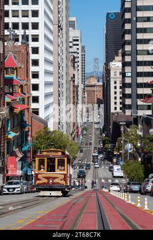 San Francisco, Californie - 26 avril 2023 : niveau de surface des marquages routiers sur le tramway décroissant menant à des bâtiments modernes Banque D'Images