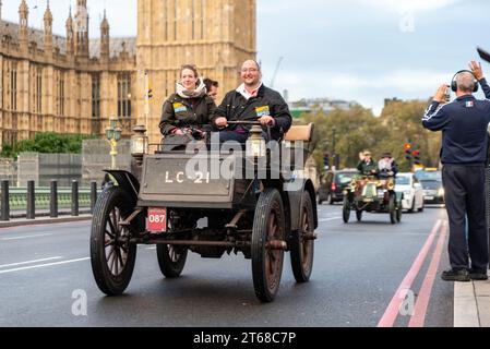 1902 voiture électrique Columbia participant à la course de voitures vétérans de Londres à Brighton, événement automobile vintage en passant par Westminster, Londres, Royaume-Uni Banque D'Images
