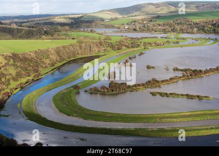 La rivière Cuckmere, East Sussex, en inondation. La plaine inondable contient l'eau de la vallée. Inondations causées principalement par la tempête Ciaran. Banque D'Images