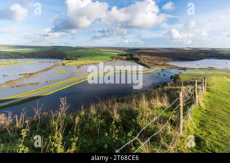 La rivière Cuckmere, East Sussex, en inondation. La plaine inondable contient l'eau de la vallée. Inondations causées principalement par la tempête Ciaran. Banque D'Images