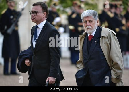 Paris, France. 09 novembre 2023. Le Conseiller en chef de la Présidence du Brésil Celso Amorim (R) arrive pour la conférence humanitaire sur la population civile palestinienne de Gaza au 6e Forum de la paix de Paris au Palais de l’Elysée à Paris, le 9 novembre 2023. Photo de Firas Abdullah/ABACAPRESS.COM crédit : Abaca Press/Alamy Live News Banque D'Images