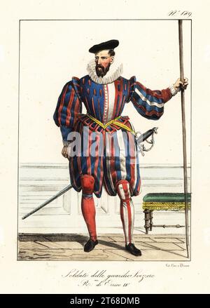 Soldat des gardes suisses sous le règne du roi Henri IV, 1589-1610. en béret, uniforme rayé tricolore élaboré de doublets et de breechs de citrouille, tresse et dentelle de livrée, tuyau, col roulé, avec hallard et épée.. Soldat des gardes Suisses, Régne de henry IV Lithographie coloriée à la main de Lorenzo Bianchi et Domenico Cuciniello d'après Hippolyte Lecomte de Costumi civili e militari della monarchia francese dal 1200 al 1820, Naples, 1825. Édition italienne des costumes civils et militaires Lecomtes de la monarchie française de 1200 à 1820. Banque D'Images