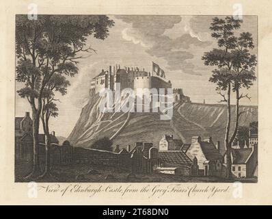 Château d'Édimbourg sur Castle Rock, vue depuis le jardin Kirk de Greyfriar. Construit au 12th siècle, principalement une caserne militaire depuis le 17th siècle. Vue sur le château d'Édimbourg depuis le Yard de l'église Grey Friar. Gravure sur plaque de cuivre du magazine Copper plate ou Monthly Treasure, G. Kearsley, Londres, 1774. Banque D'Images