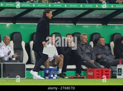 Firo : 31 octobre 2023, football, football, DFB Cup, saison 2023/2024, 2e tour principal, Borussia Monchengladbach, Gladbach - 1.entraîneur du FC Heidenheim 1846 3:1 Gerardo SEOANE, Gladbach avec le conseil tactique, directeur sportif à droite Nils SCHMADTKE Banque D'Images