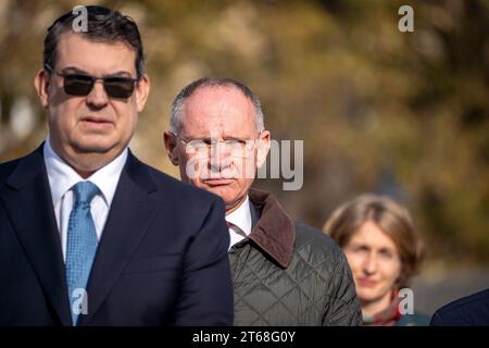 Wien, Österreich. 9 novembre 2023. Kranzniederlegung der österreichischen Bundesregierung in Gedenken an die Novemberpogrome 1938 im Ostarrichipark. Bild zeigt (v.l.N.r.) Präsident der israelitischen Kultusgemeinde Oskar Deutsch und Innenminister Gerhard Karner *** Vienne, Autriche novembre 9, 2023 cérémonie de dépôt de la couronne du gouvernement fédéral autrichien à la mémoire des pogroms de novembre 1938 à Ostarrichipark exposition de gauche à droite le président de la communauté juive Oskar Deutsch et le ministre de l'intérieur Gerhard Karner Banque D'Images