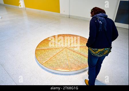 Prague, République tchèque. 09 novembre 2023. Le projet d'exposition de Milena Dopitova Even ODD photographié au Palais des expositions, Galerie nationale de Prague, République tchèque, le 9 novembre 2023. Le projet qui a été créé en 2022 à Bruxelles, Belgique, est dédié à la présidence tchèque du Conseil de l'Union européenne, le projet traite de la question de la solidarité en tant que concept fondamental de l'Europe. Crédit : Roman Vondrous/CTK photo/Alamy Live News Banque D'Images