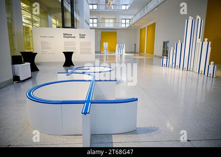 Prague, République tchèque. 09 novembre 2023. Le projet d'exposition de Milena Dopitova Even ODD photographié au Palais des expositions, Galerie nationale de Prague, République tchèque, le 9 novembre 2023. Le projet qui a été créé en 2022 à Bruxelles, Belgique, est dédié à la présidence tchèque du Conseil de l'Union européenne, le projet traite de la question de la solidarité en tant que concept fondamental de l'Europe. Crédit : Roman Vondrous/CTK photo/Alamy Live News Banque D'Images
