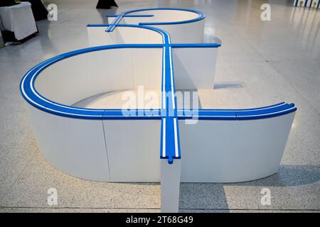 Prague, République tchèque. 09 novembre 2023. Le projet d'exposition de Milena Dopitova Even ODD photographié au Palais des expositions, Galerie nationale de Prague, République tchèque, le 9 novembre 2023. Le projet qui a été créé en 2022 à Bruxelles, Belgique, est dédié à la présidence tchèque du Conseil de l'Union européenne, le projet traite de la question de la solidarité en tant que concept fondamental de l'Europe. Crédit : Roman Vondrous/CTK photo/Alamy Live News Banque D'Images