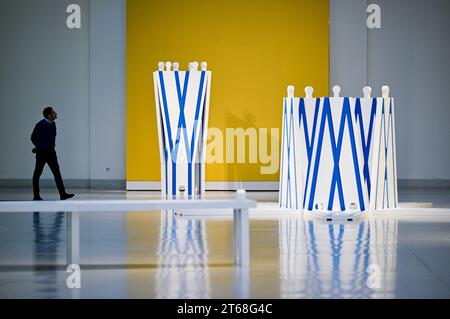 Prague, République tchèque. 09 novembre 2023. Le projet d'exposition de Milena Dopitova Even ODD photographié au Palais des expositions, Galerie nationale de Prague, République tchèque, le 9 novembre 2023. Le projet qui a été créé en 2022 à Bruxelles, Belgique, est dédié à la présidence tchèque du Conseil de l'Union européenne, le projet traite de la question de la solidarité en tant que concept fondamental de l'Europe. Crédit : Roman Vondrous/CTK photo/Alamy Live News Banque D'Images