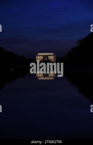 Une vue aérienne de l'emblématique Lincoln Memorial se reflétant dans les eaux tranquilles d'un paysage nocturne sombre Banque D'Images