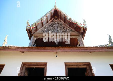 Magnifique tympan historique de la salle de Sermon du temple de Wat Choeng Tha à Ayutthaya, Thaïlande Banque D'Images
