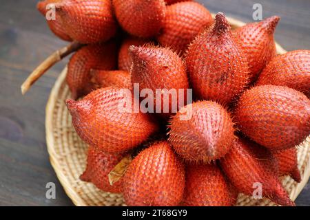 Gros plan de grappes de fruits frais mûrs de Salak ou de SnakeSkin dans un panier Banque D'Images