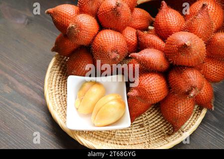 Lobes et amas de fruits du Salak ou de la peau de serpent (Salacca Zalacca) Banque D'Images