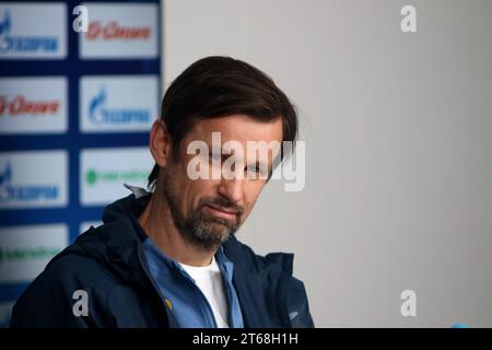 Saint-Pétersbourg, Russie. 09 novembre 2023. Sergei Semak, l'entraîneur-chef du Zenit football Club répond aux questions des journalistes lors d'une conférence de presse avant le match Zenit - Krasnodar, qui se tiendra dans le cadre de la manche 15 de la Premier League russe. (Photo Maksim Konstantinov/SOPA Images/Sipa USA) crédit : SIPA USA/Alamy Live News Banque D'Images