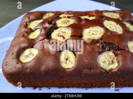 Gros plan de délicieux gâteaux à la banane au chocolat noir fraîchement cuits au four Banque D'Images