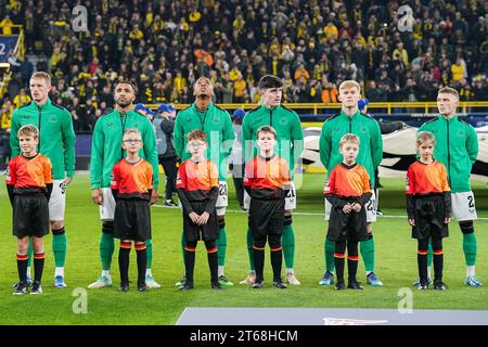 Dortmund, Allemagne. 07 novembre 2023. Milieu de terrain de Newcastle United Sean Longstaff (36) attaquant de Newcastle United Callum Wilson (9) milieu de terrain de Newcastle United Joe Willock (28) défenseur de Newcastle United Tino Livramento (21) défenseur de Newcastle United Lewis Hall (20) défenseur de Newcastle United Kieran Trippier (2) en ligne avec des mascottes lors du Borussia Dortmund FC contre Newcastle United FC UEFA Champions League Round 1 Group F Match au BVB Stadion, Dortmund, Allemagne le 7 novembre 2023 Credit : Every second Media/Alamy Live News Banque D'Images